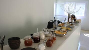 Daily buffet breakfast for a fee