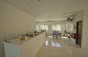 Se ofrece un desayuno bufé (7.5 EUR por persona)