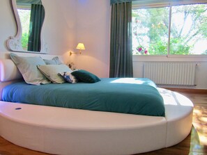 Svit Comfort - eget badrum - utsikt mot poolen (Bleuet) | Memory foam-madrasser, mörkläggningsgardiner och gratis extrasängar