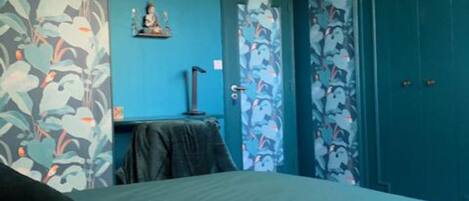 Ein Schlafzimmer mit Bett, Schreibtisch und Kleiderschrank.