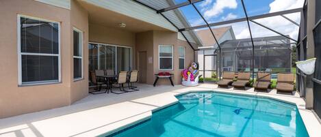 Kolam renang terbuka, dibuka dari pukul 9:00 hingga 21:00, payung kolam