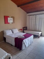 Quarto quádruplo família | Frigobar, Wi-Fi de cortesia, roupa de cama