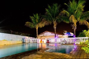 Una piscina al aire libre