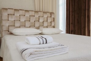 Appartement, 2 slaapkamers | 2 slaapkamers, een bureau, een strijkplank/strijkijzer, gratis wifi