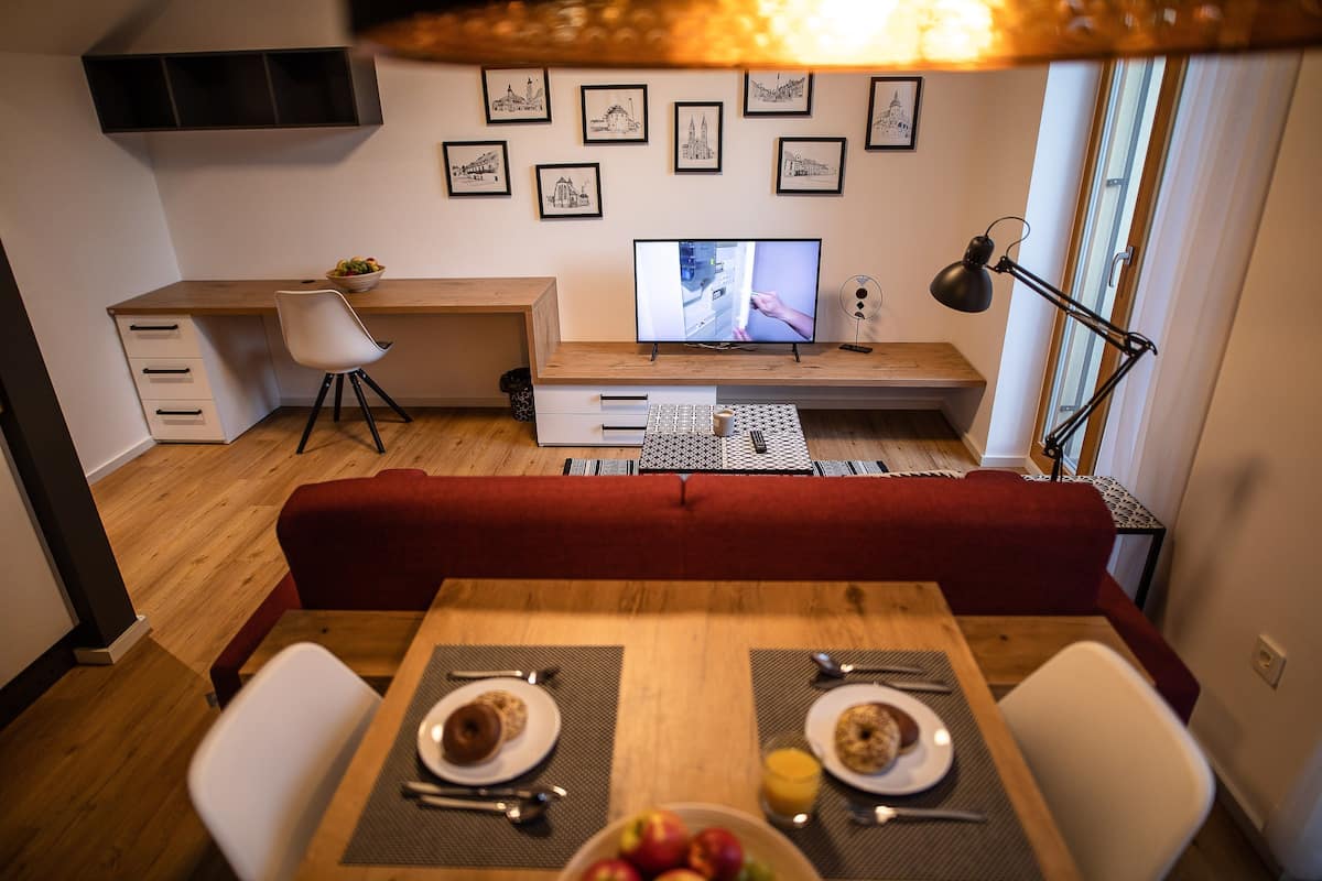 Departamento de diseñador, 1 habitación (2) | Área de sala de estar | Televisión de pantalla plana