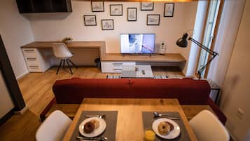 Design appartement, 1 slaapkamer (2) | Woonruimte | Een flatscreentelevisie