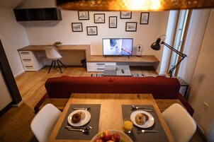 Apartamento design, 1 quarto (2) | Área de estar | TV de tela plana