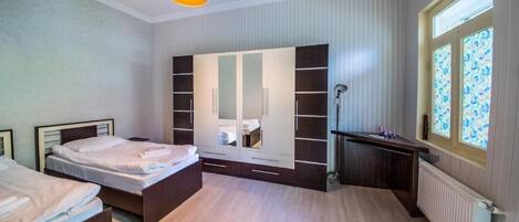 Apartment | 3 bedrooms, iron/ironing board, free WiFi, bed sheets