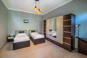 3 bedrooms, soundproofing, iron/ironing board, free WiFi - City Heart Apartment (Tbilisi)