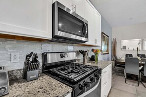 Fridge, microwave, oven, stovetop - ★ 5min➡️Disney Wonderful Villa | Hot Tub & BBQ | 112 (Kissimmee)