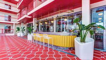 Bar en bord de piscine