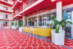 Bar junto a la piscina