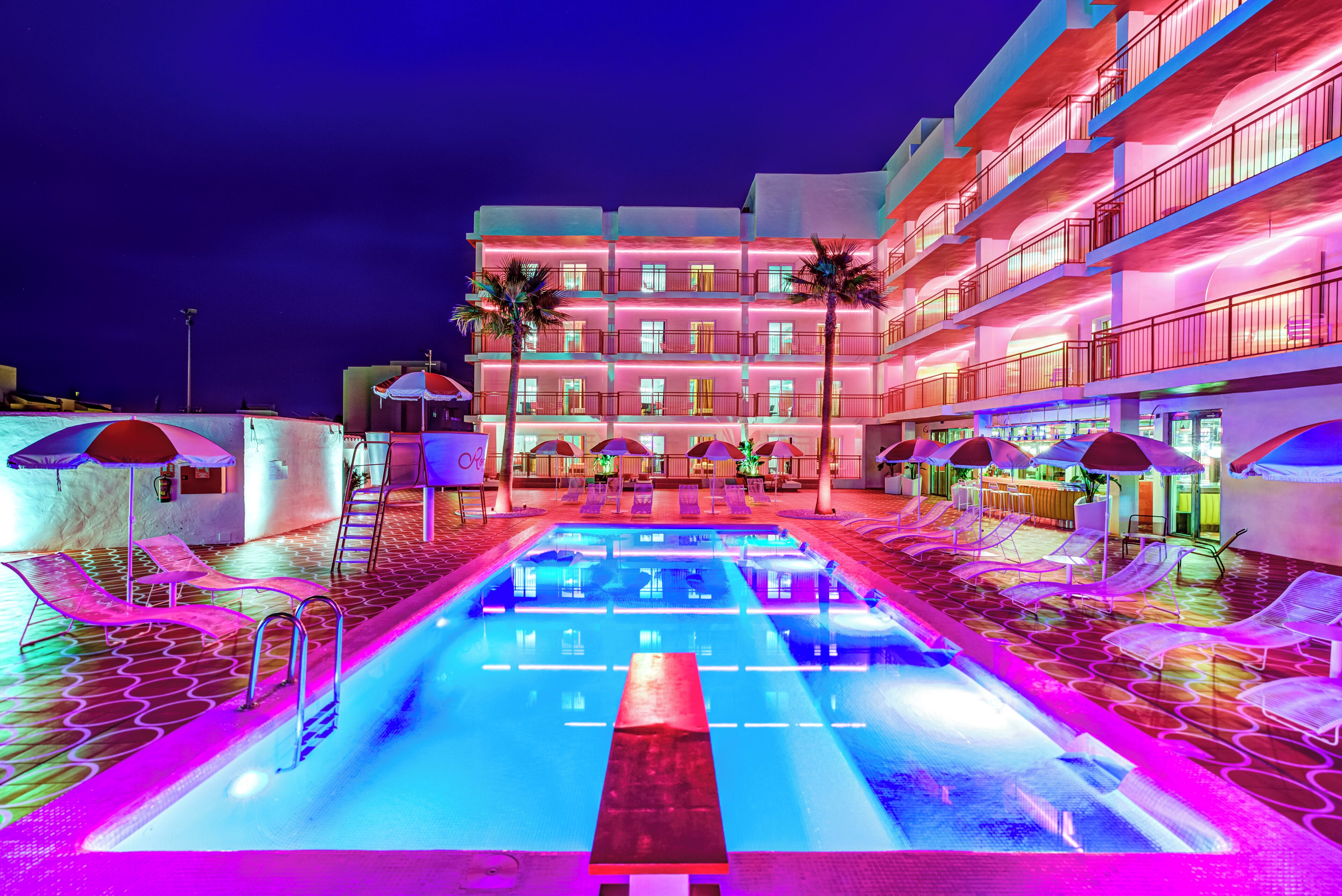 Facciata della struttura - sera/notte