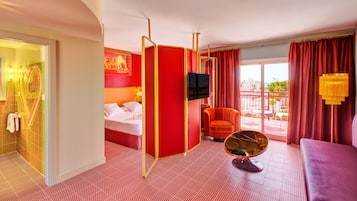 Suite | Minibar, safe på rommet, skrivebord og blendingsgardiner