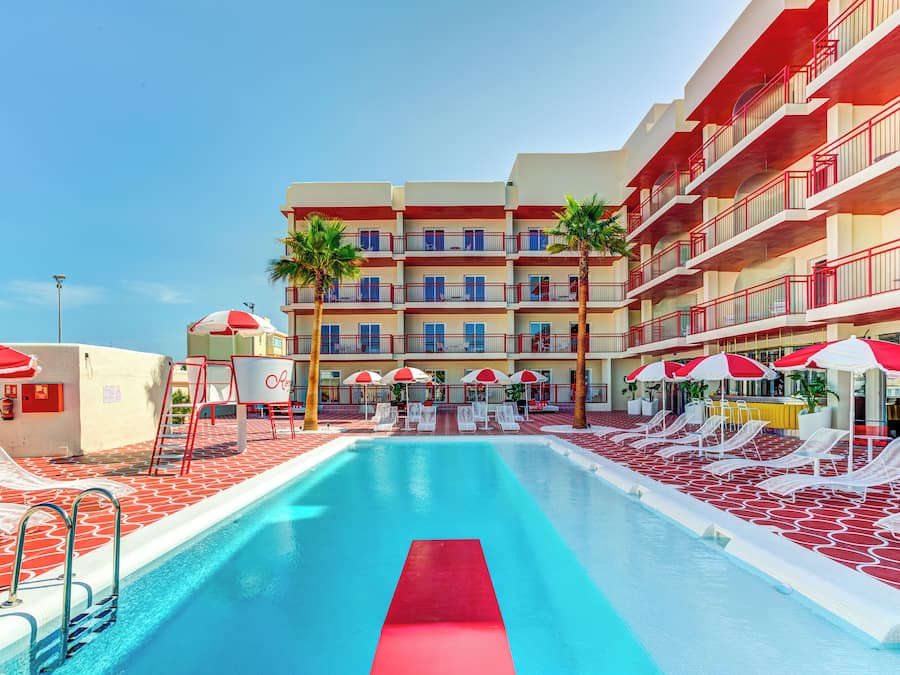 Piscina a l'aire lliure i gandules