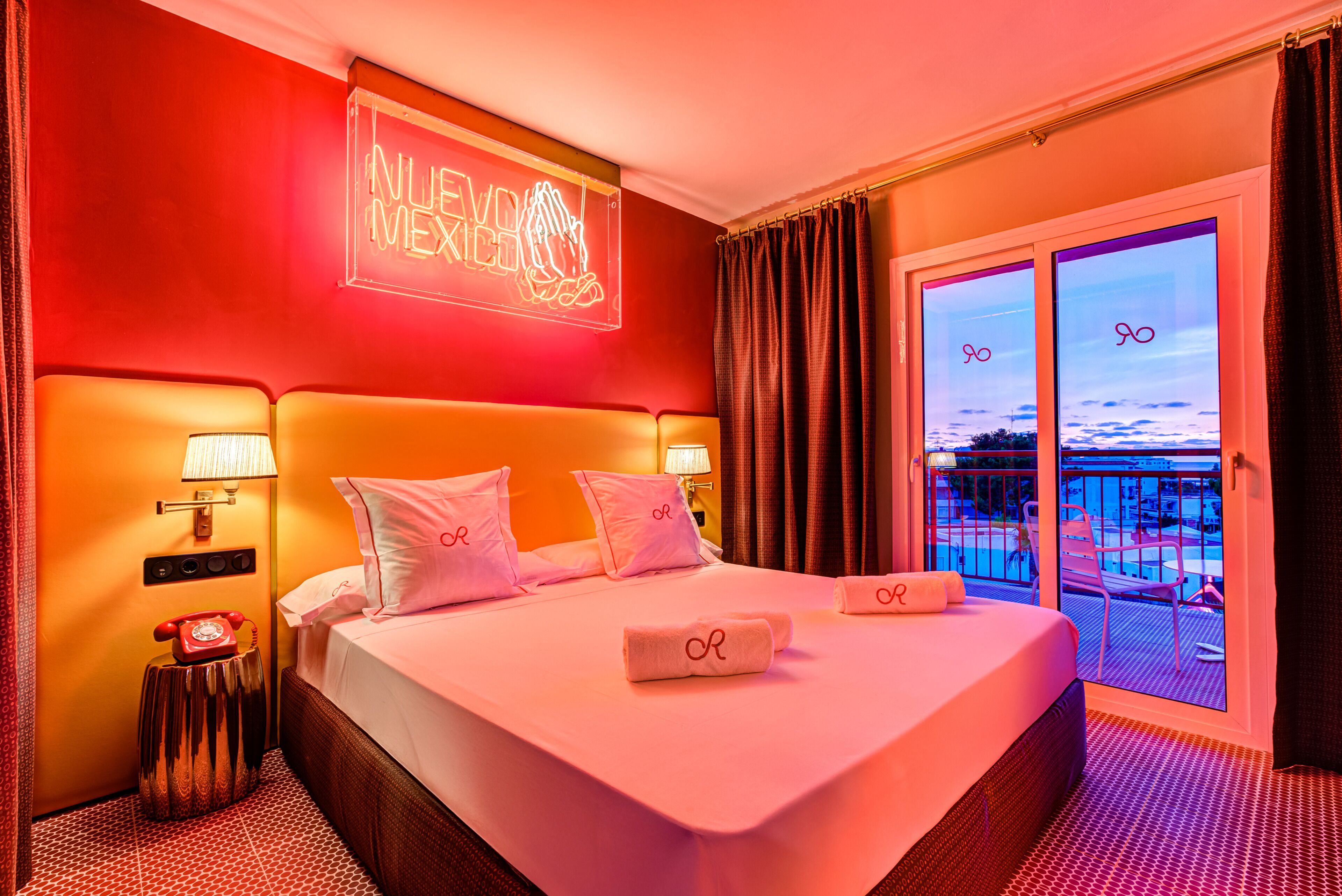 Suite | Minibar, caixa forta a l'habitació, escriptori i cortines opaques 