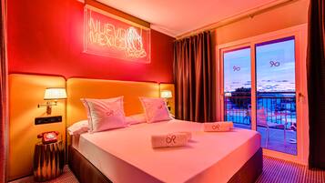 Suite | Minibar, caixa forta a l'habitació, escriptori i cortines opaques