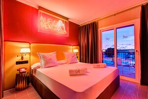 Minibar, caja de seguridad en la habitación y escritorio