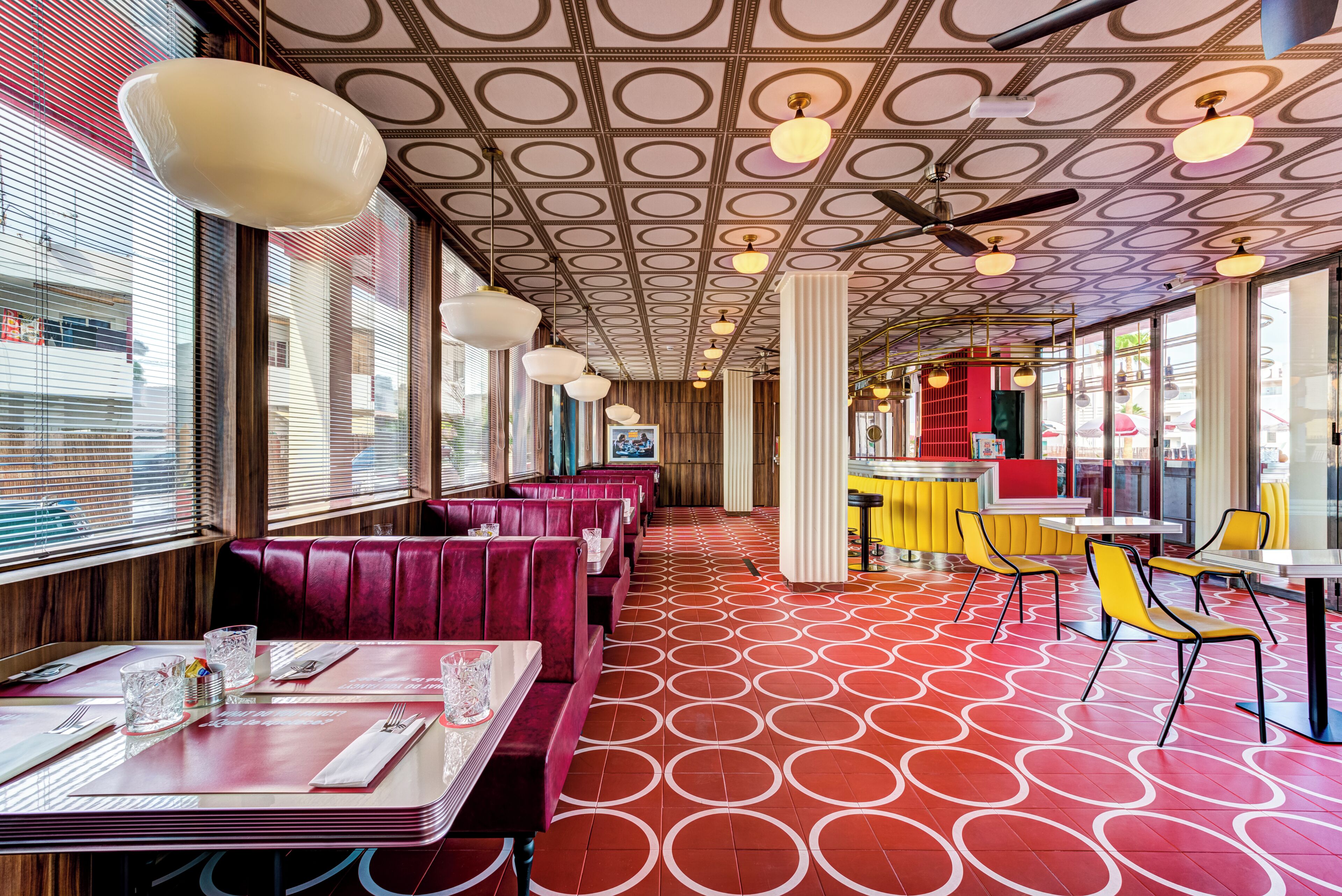 Café da manhã com buffet todos os dias (EUR 18 por pessoa) 