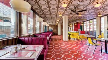 Café da manhã com buffet todos os dias (EUR 18 por pessoa)