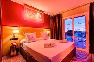 Suite | Minibar, in-room safe, desk, blackout drapes