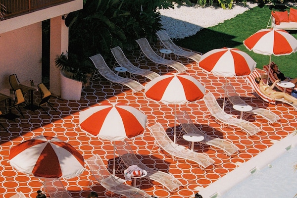 Ulkouima-allas, aurinkotuoleja