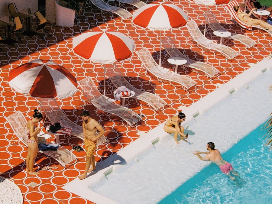 Utendørsbasseng og solsenger