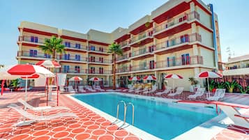 Piscina all'aperto, lettini