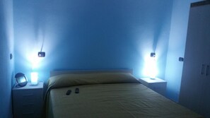 Minibaari, tallelokero huoneessa, pimennysverhot, äänieristys