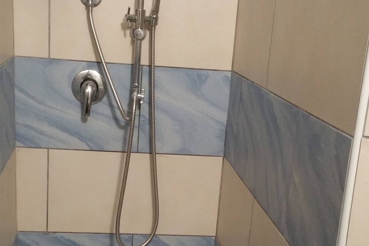 Rom – deluxe, hageutsikt (103) | Bad | Dusj, regndusjhode, hårføner og bidé