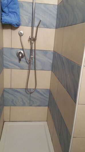 Habitación Deluxe, vista al jardín (103) | Baño | Regadera, regadera tipo lluvia, secadora de cabello, bidet 