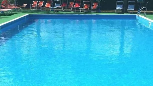 Uma piscina azul límpida, sem comodidades ou detalhes aparentes.