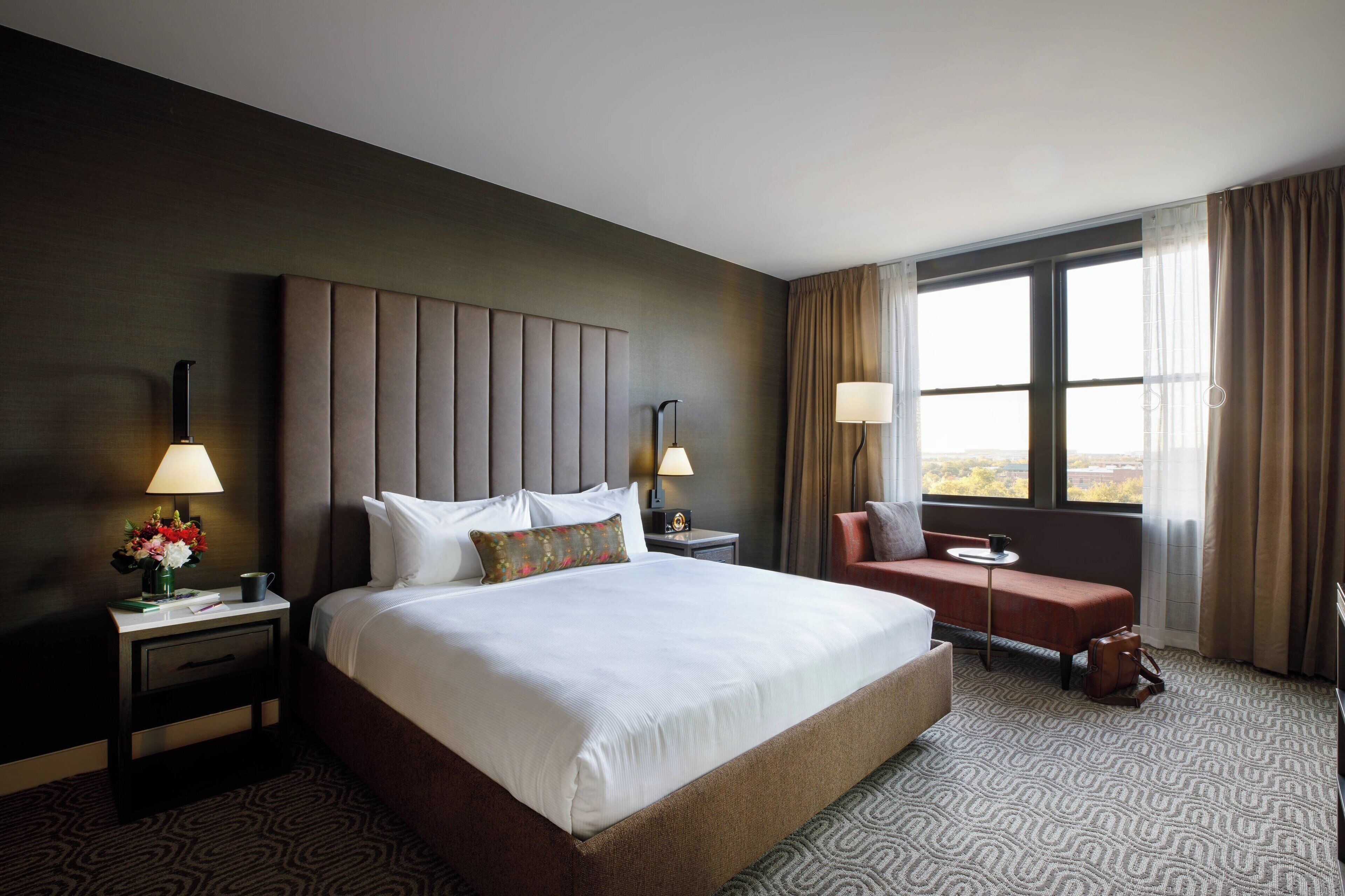 高档床上用品、迷你吧、客房内保险箱、特色装修