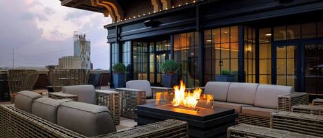 Petit déjeuner et dîner servis sur place