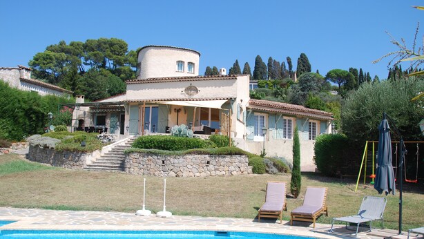 A villa with a swimming pool, a covered patio, and a stone staircase leading to the entrance. - Provençale charming house  (Mougins)