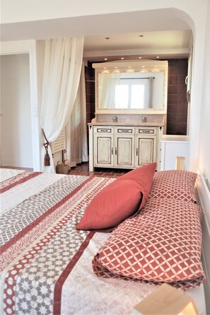 3 bedrooms, desk, iron/ironing board, WiFi