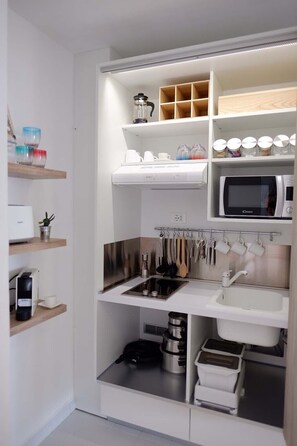 Geladeira, micro-ondas, cooktop, cafeteira/chaleira