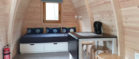 Chalet rustique, salle de bains commune | Repas dans la chambre