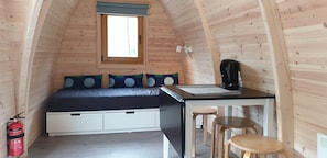 Ferienhütte, Gemeinschaftsbad | Essbereich im Zimmer