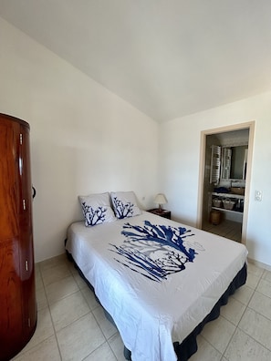 3 chambres, fer et planche à repasser, Wi-Fi, draps fournis