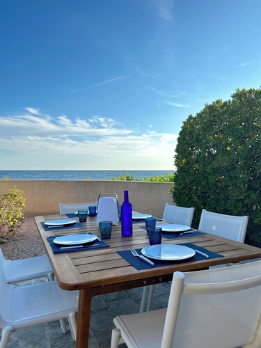Beachfront villa, terrace and air conditioning, 5 min beach
