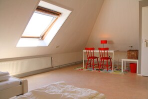 2 habitaciones, escritorio, tabla de planchar con plancha y wifi 