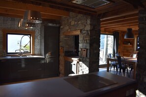 Micro-ondes, four, lave-vaisselle, cafetière/bouilloire