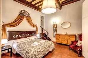 2 habitaciones, escritorio y tabla de planchar con plancha 