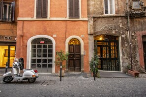 Exterior detail - House in the heart of Rome (Roma)