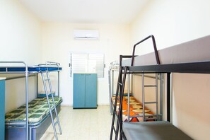 Cortinas blackout, wifi gratis y ropa de cama