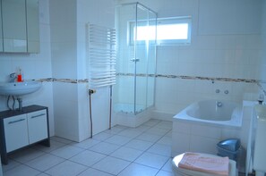 Classic Triple Room, Private Bathroom | Bathroom - Gästehaus Zimmer Frei (Hagen im Bremischen)