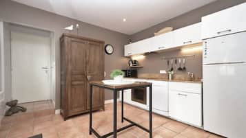 Frigorífico, microondas, horno y placa de cocina