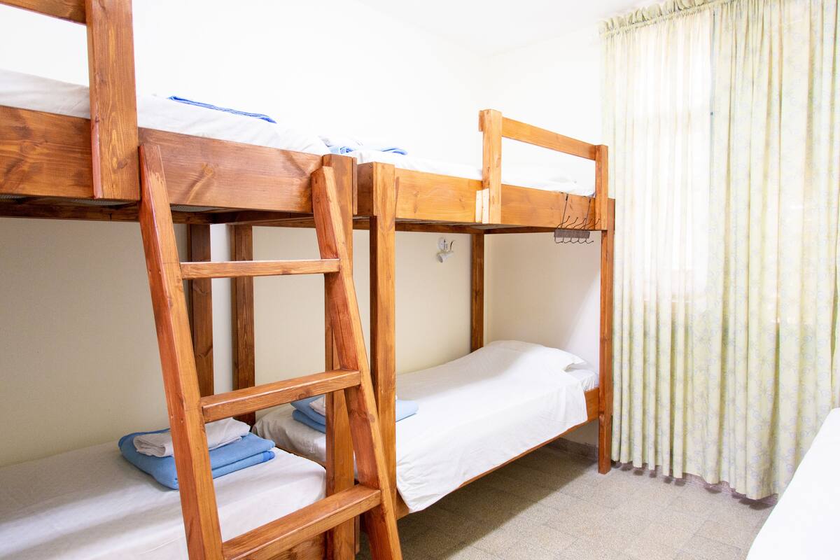 Cortinas blackout, cunas gratuitas, wifi gratis y ropa de cama