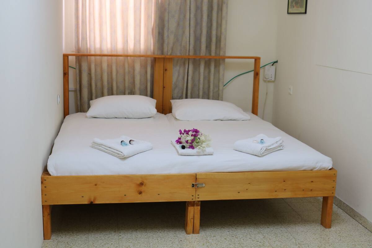 Cortinas blackout, cunas gratuitas, wifi gratis y ropa de cama